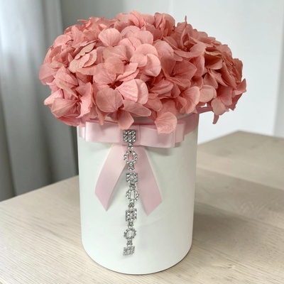 Stabilizovaná hortenzia vo vysokom flower boxe