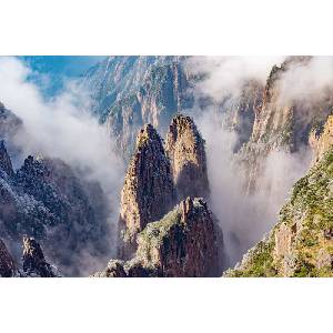 DIMEX ART Флизелинов фототапет мъгливи планински върхове 375 x 250 см