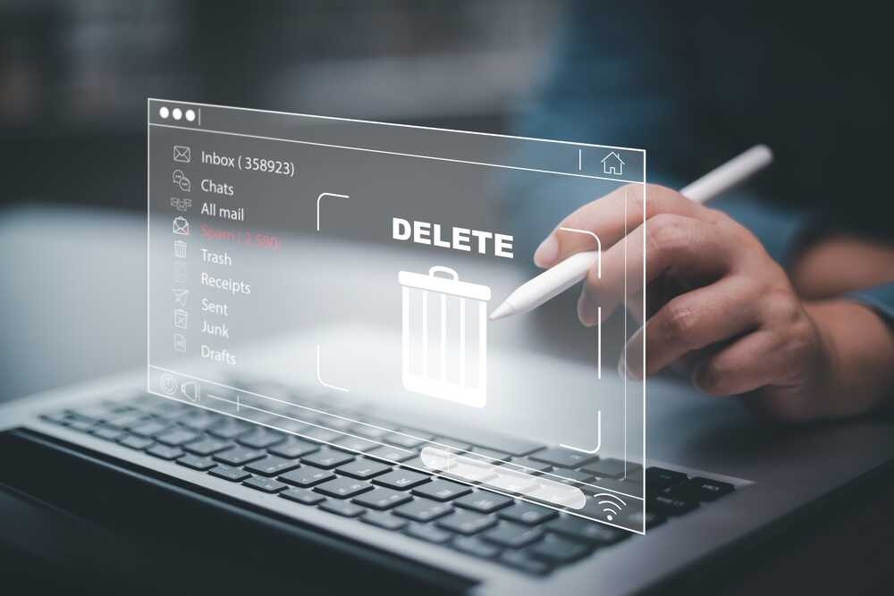 Muž maže soubory z notebooku na virtuálním displeji