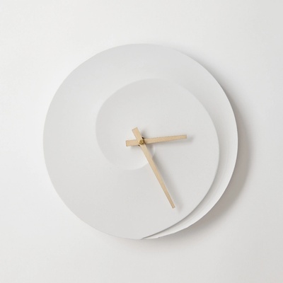 ODLITO Betonové nástěnné hodiny Spirála 30 cm bílá / světlé ručičky