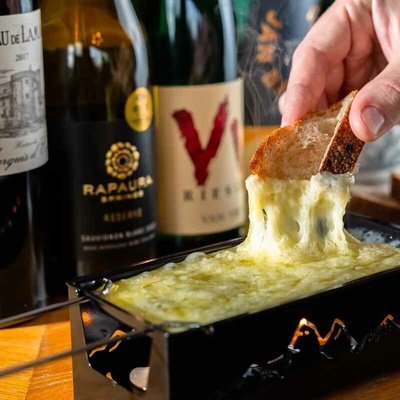 Exkluzívna degustácia vín so švajčiarskym syrom Raclette