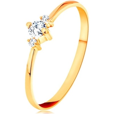 Šperky Eshop Prsten ze žlutého zlata se zúženými rameny, tři blýskavé čiré zirkony S3GG156.54