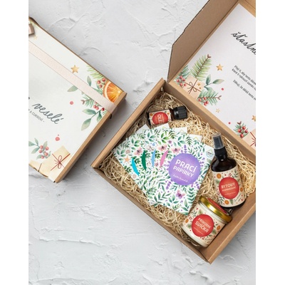 EcoHaus Dárkový VÁNOČNÍ balíček "Základy aromaterapie" Mix pracích papírků 25 praní 1 ks + esenciální olej 10 ml + bytový rozprašovač 100 ml + přírodní svíčka 1 ks