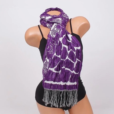 Топъл дамски шал в лилаво и бяло с рози