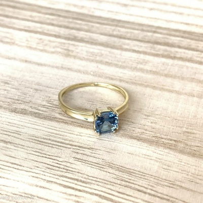 Diante zlatý prsten s London blue topazem 83001802