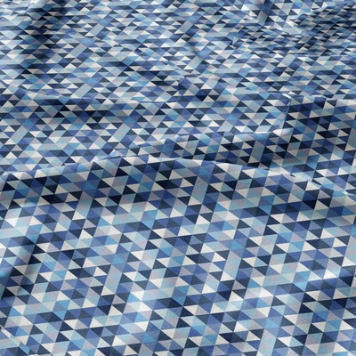 Bavlnená dekoračná látka vzor Modré trojuholníky 2 cm, metráž 160 cm