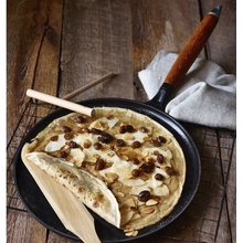 Staub Litinová pánev na palačinky s dřevěnou rukojetí 28 cm