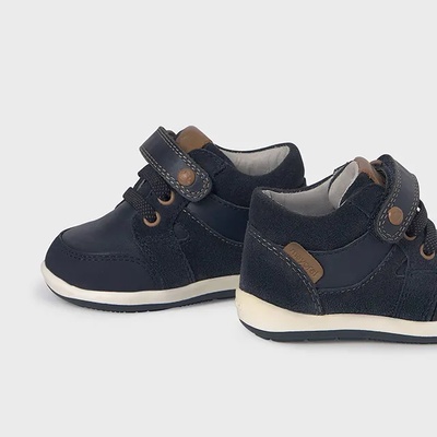 Mayoral Бебешки зимни обувки естествена кожа за момче в тъмно син цвят Майорал
