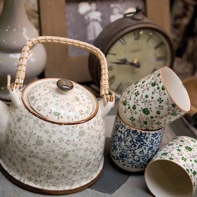 Clayre & Eef Porcelánová konvička se sítkem a zelenými květy 18x14x12 cm 700 ml