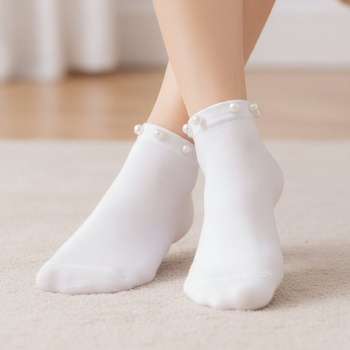 Дамски памучни чорапи в бял цвят, декорирани с перли