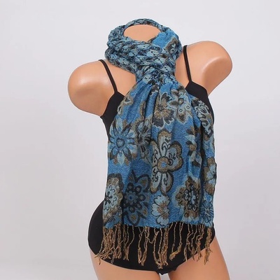 Дамски зимен шал в синьо с цветя и ресни