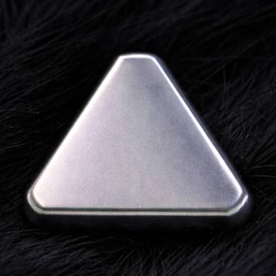 CryptoEshop Titanová koncovka ve tvaru trojúhelníku Trinity P066-094
