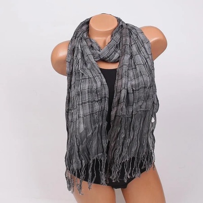 Кариран шал в сиво с ресни