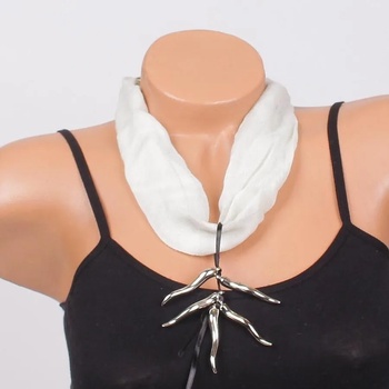 Image 1 of Фишу-колие в бяло с ефектни сребристи висулки