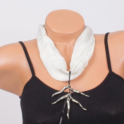 Фишу-колие в бяло с ефектни сребристи висулки