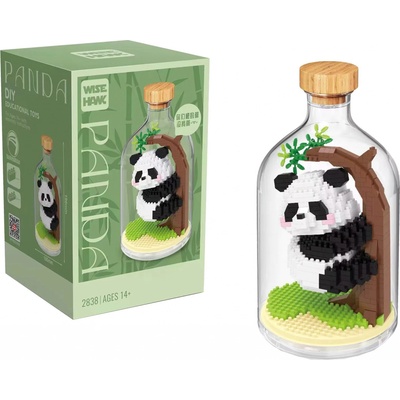 Wise Hawk Panda na stromě