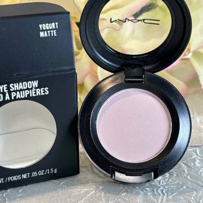 MAC Matné oční stíny s jogurtovou vůní 1,5 g