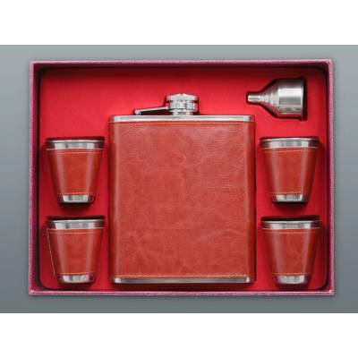 Súprava LEATHER WINE ploskačka 540 ml + 4ks štamperlíkov 80 ml