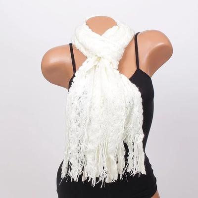 Плетен шал в бяло с флорални мотиви и ресни