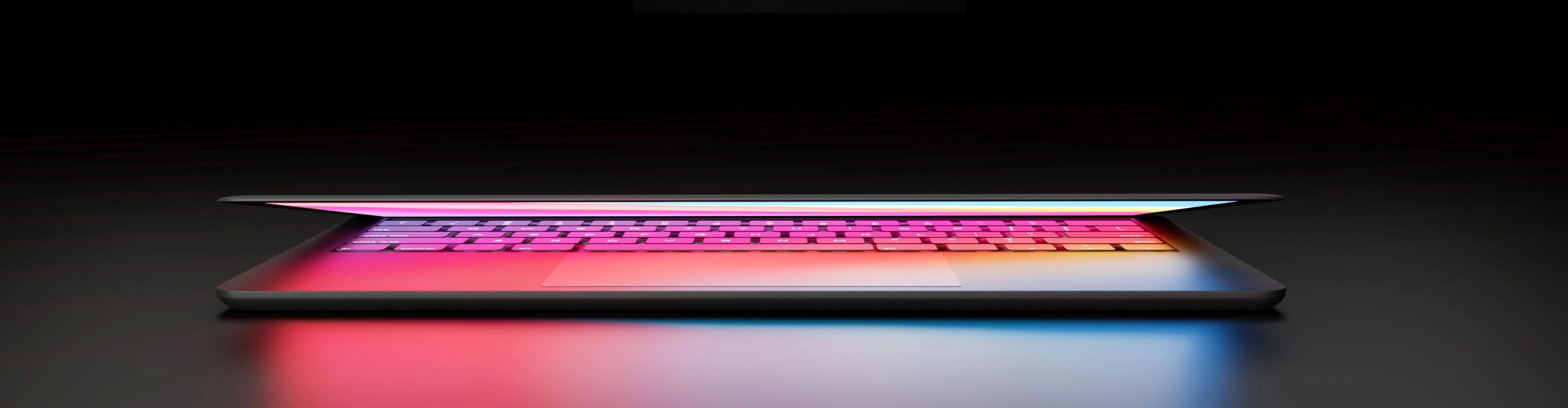 Vékony gaming laptop félig lecsukva