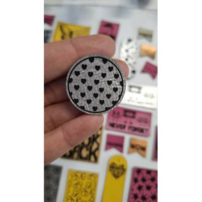 Koženkový štítok Srdiečka v kruhu Materiál/farba: LASER karbón čierno/strieborná