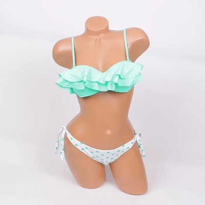 Бански в тюркоазено-зелено и бяло със сърца