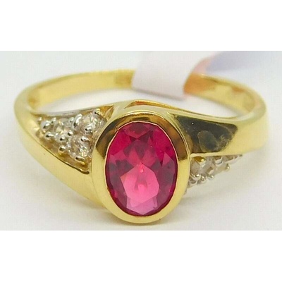 Klenoty Budín Zásnubní dámský zlatý prsten s velkým červeným rubínem a zirkony HK1203