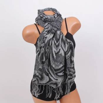 Image 1 of Мек и топъл дамски шал в сиво и черно с рози