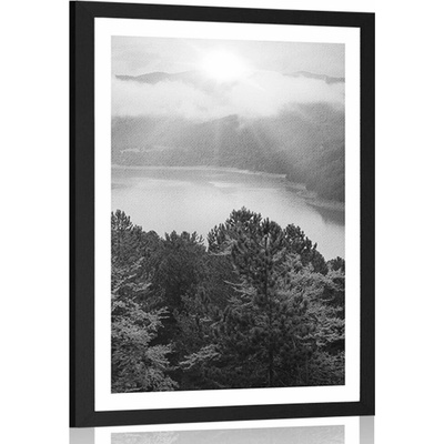 Plakát s paspartou řeka uprostřed lesa v černobílém provedení - 40x60 no frame
