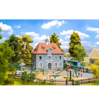 Faller Промоционален комплект /Back to school - училищна сграда с двор и ученици (190087)