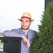 Pánsky slamený klobúk zdobený stuhou