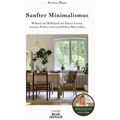 Sanfter Minimalismus. Wohnen am Waldrand mit klaren Linien, warmen Farben und natürlichen Materialien