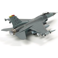 Tamiya F-16CJ Fighting Falcon w/FULL EQUIPMENT 1:72