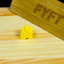 FYFT Meeple - drevená figúrka do doskových hier - veľkosť 1,6 cm Farba: Žltá