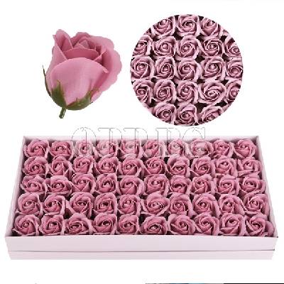 50 броя рози от сапун в кутия
