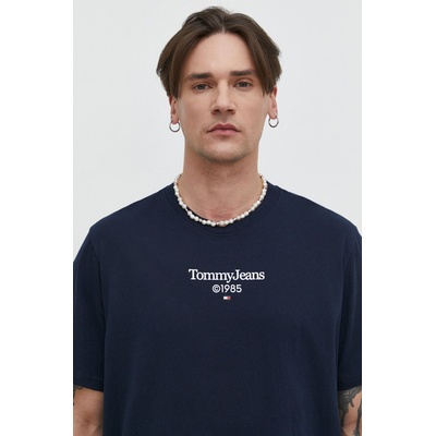 Tommy Jeans Памучна тениска Tommy Jeans в тъмносиньо с принт DM0DM18569 (DM0DM18569)