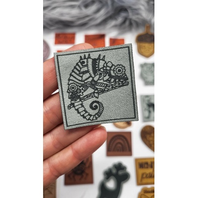 Koženkový štítok STEAMPUNK chamík Materiál/farba: LASER Čierna/zlatá