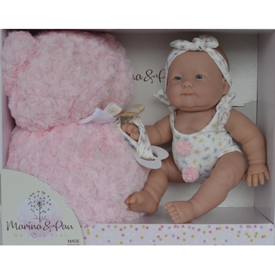 Marina & Pau Realistické miminko holčička Poppy s polštářkem složeným do tvaru medvídka Poppy Tedy 37cm