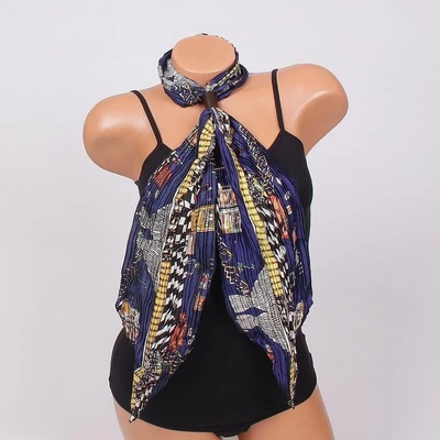 Плисиран шал в цвят индиго с цветен принт