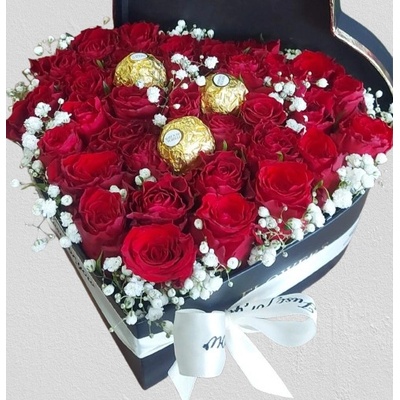 КУТИЯ С ЧЕРВЕНИ РОЗИ