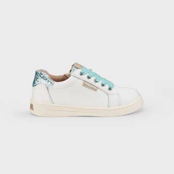 Mayoral Ниски кецове в бяло за мини момиче с велурени сини връзки Майорал