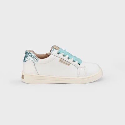 Mayoral Ниски кецове в бяло за мини момиче с велурени сини връзки Майорал