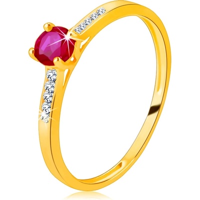 Šperky Eshop Prsten ze žlutého zlata zářivý kulatý rubín v kotlíku zirkonové proužky S1GG237.14