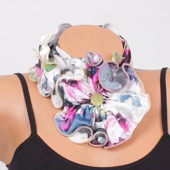 Image 1 of Шарено фишу-цвете с рози