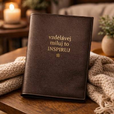 Obal na knihu z ECO kůže INSPIRUJ Barva: Hnědá, Rozměr: 25,5 x 35,5 cm, Text uvnitř: S vlastním textem
