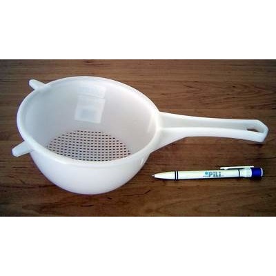 Cedník 16cm plast pevné provedení