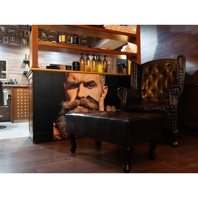 Návštěva luxusního barber shopu s whiskey nebo rumem
