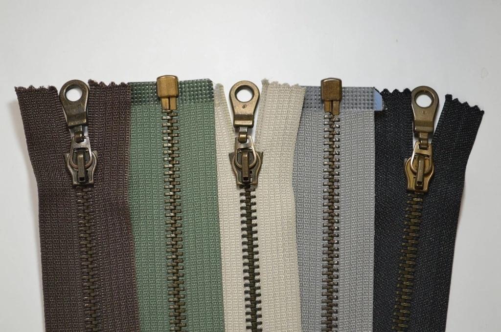 Zip kovový 75 cm