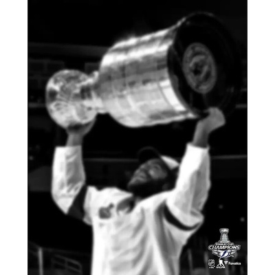 Fanatics Fotografie Tyler Johnson Tampa Bay Lightning NHL 2021 Stanley Cup Champions Raising Cup Photograph 8" x 10"