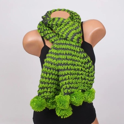 Плетен шал в зелено и графитено с пухкави помпони